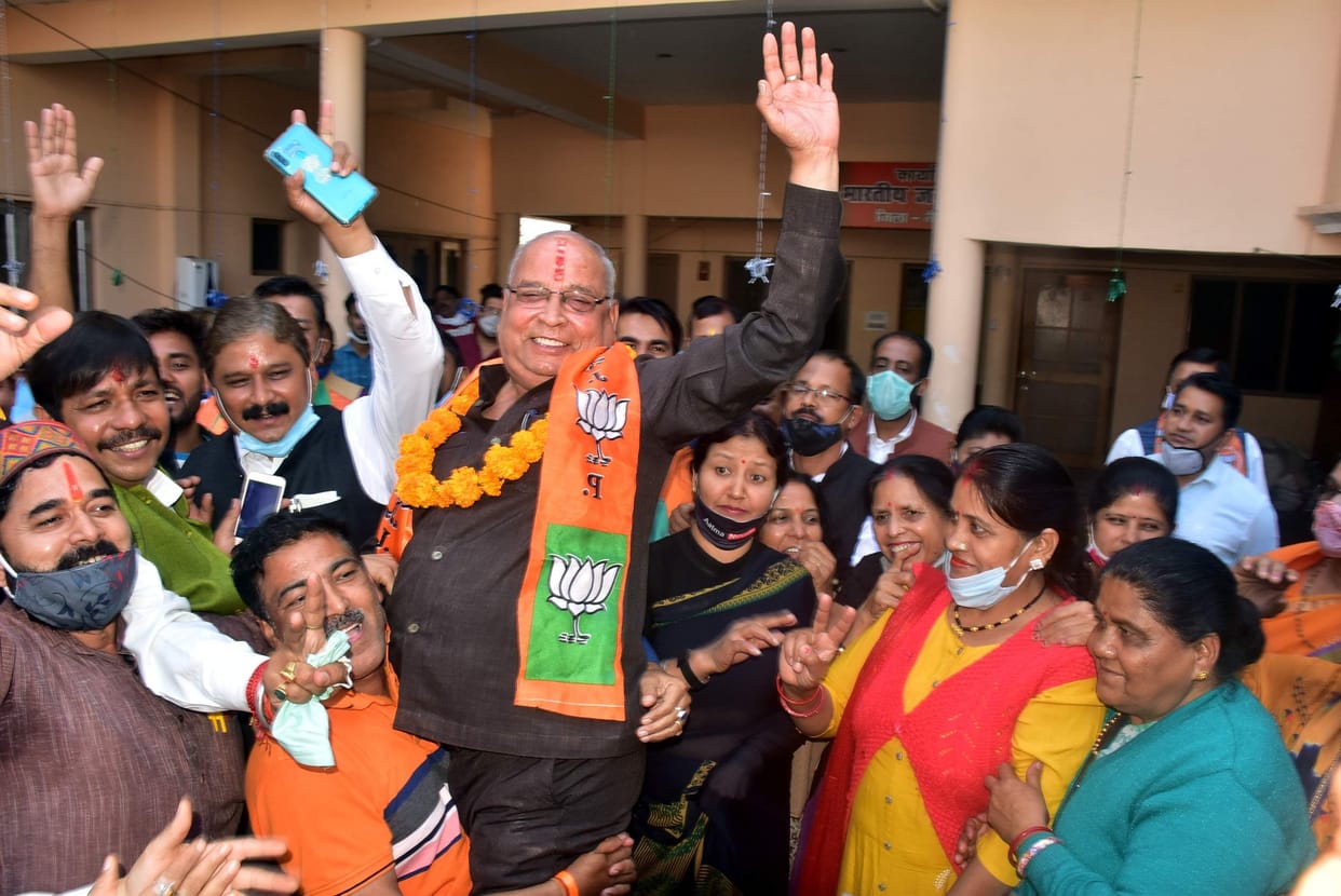 Banshidhar Bhagat, accompanied by workers in celebration of Bihar, state president celebrated the happiness of victory on the beat of drums
