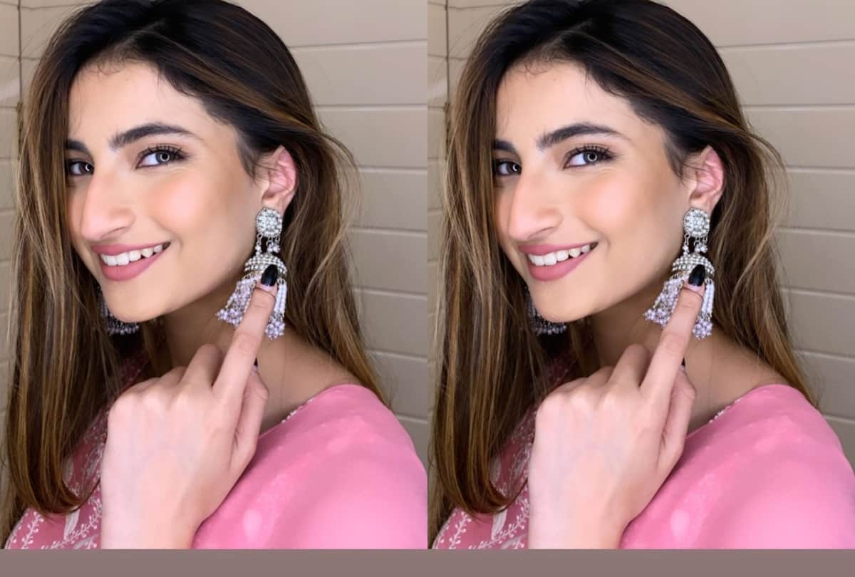 shweta tiwari daughter palak tiwari pose in saree look gorgeous