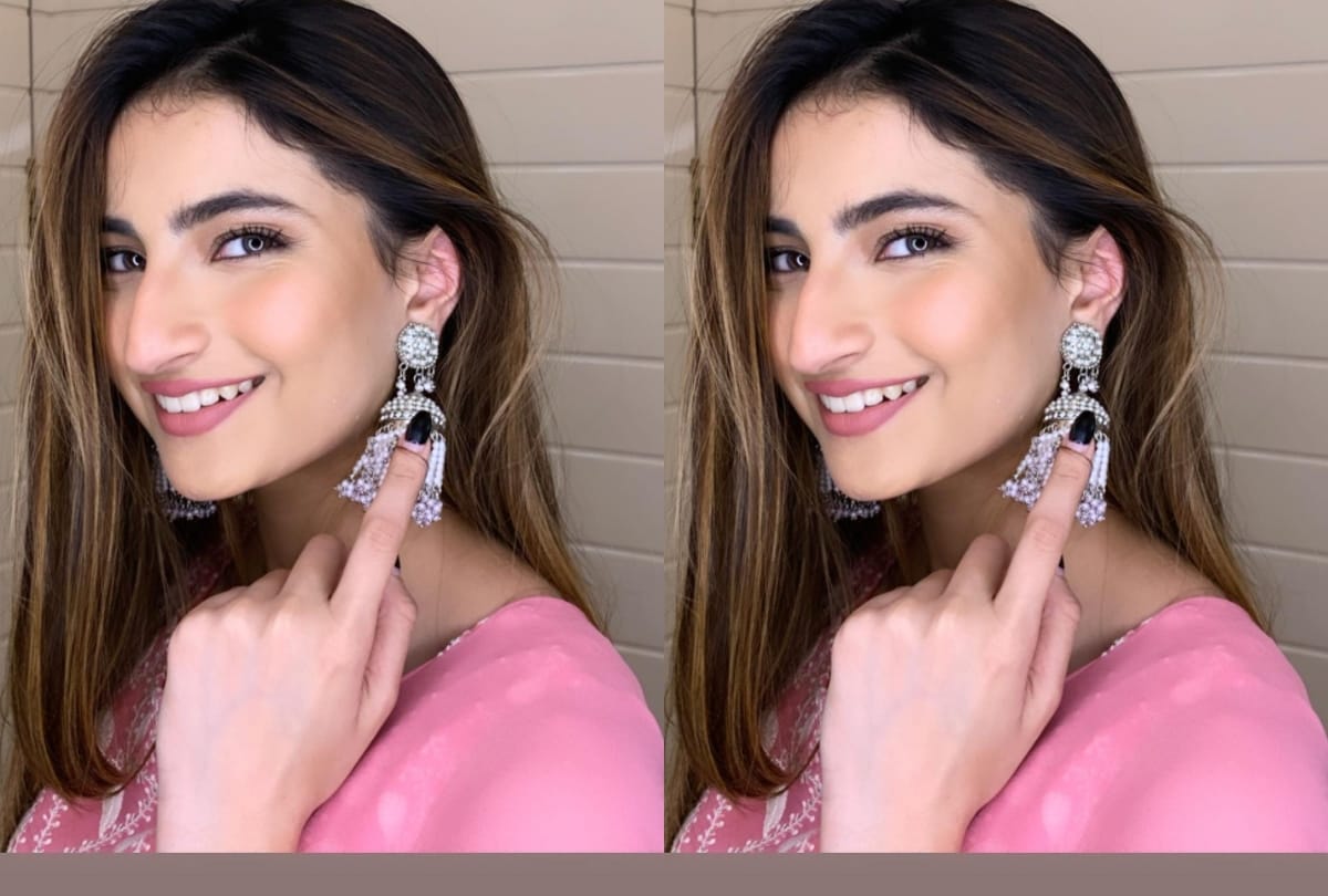 shweta tiwari daughter palak tiwari pose in saree look gorgeous