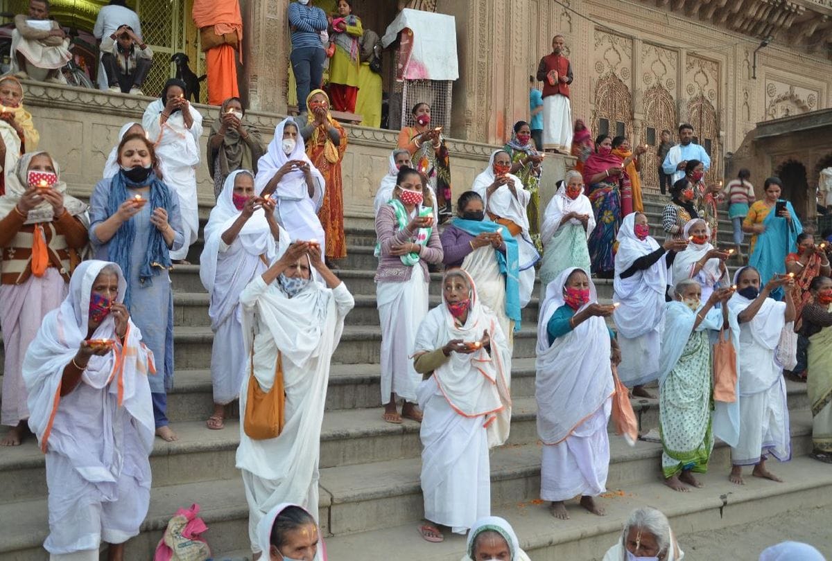 Diwali 2020 in Keshi Ghat Vrindavan News: Widow Woman Of Vrindavan Celebrate Diwali At Keshi Ghat