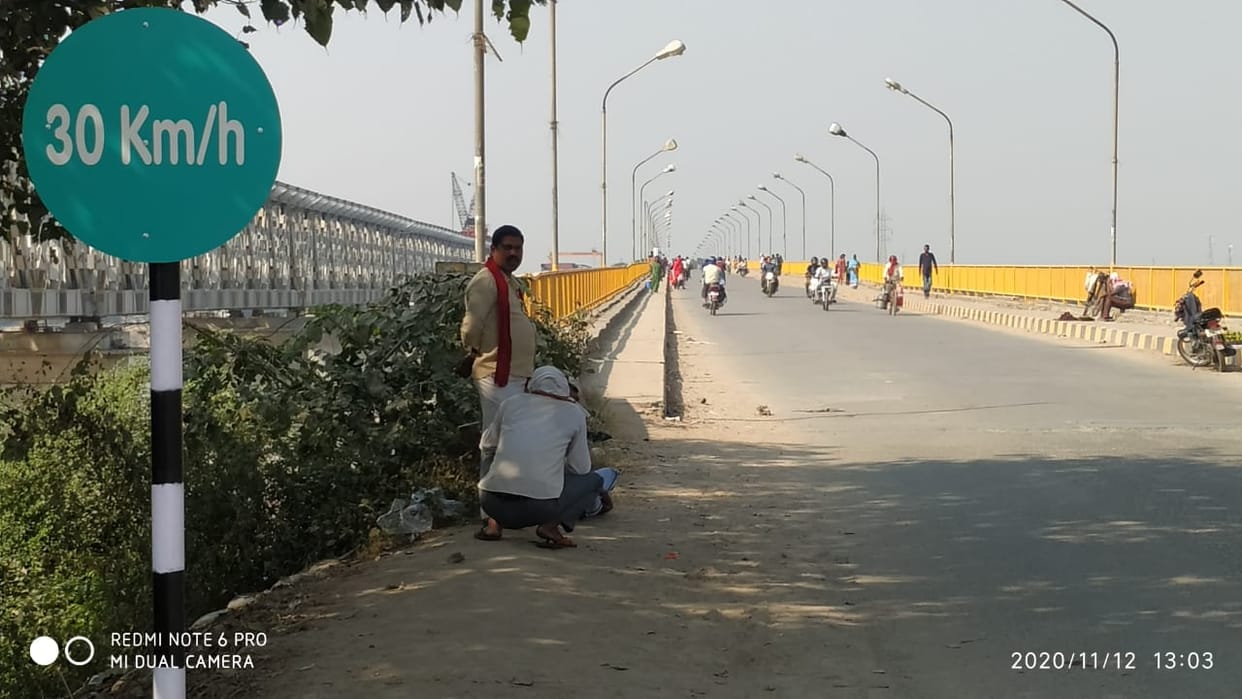 Vehicles on Hamid bridge of Ghazipur connecting UP to Bihar have not started operating