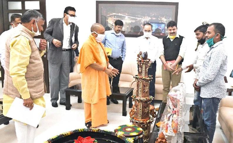 Azamgarh: Craftsmen of Black Pottery meet with Chief Minister, demand to provide facilities