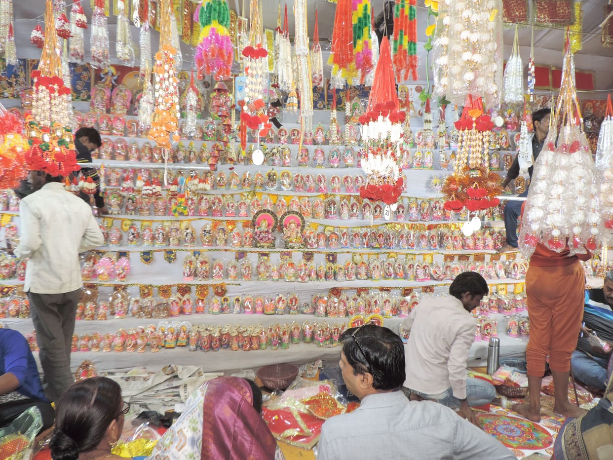 deepaavalee aaj, rang-birangee jhaalaron se saja shahar