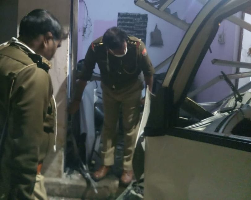 Rickshaw driver rammed into uncontrolled van at a tragic gate-way post