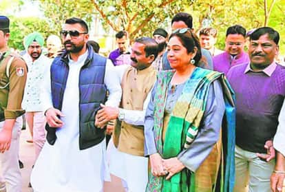 सांसद किरण खेर के साथ सहदेव सलारिया (नीली जैकेट में )। -फाइल फोटो