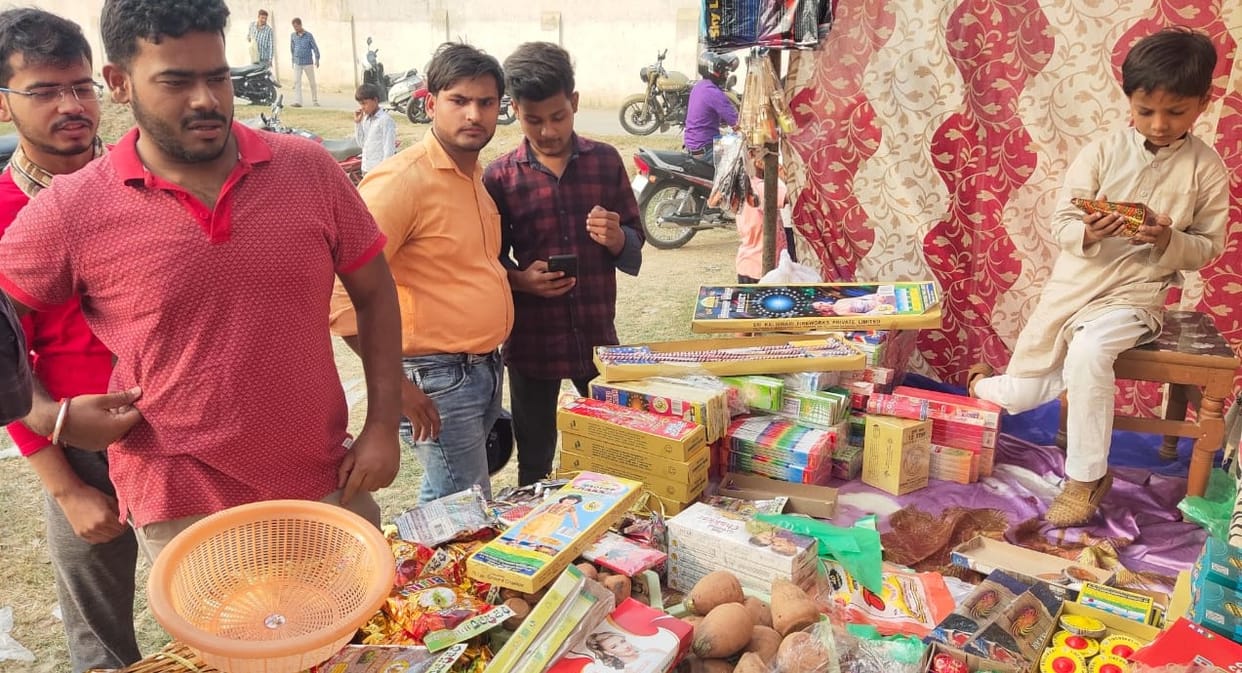 Cracker shops set up at three places in  Azamgarh