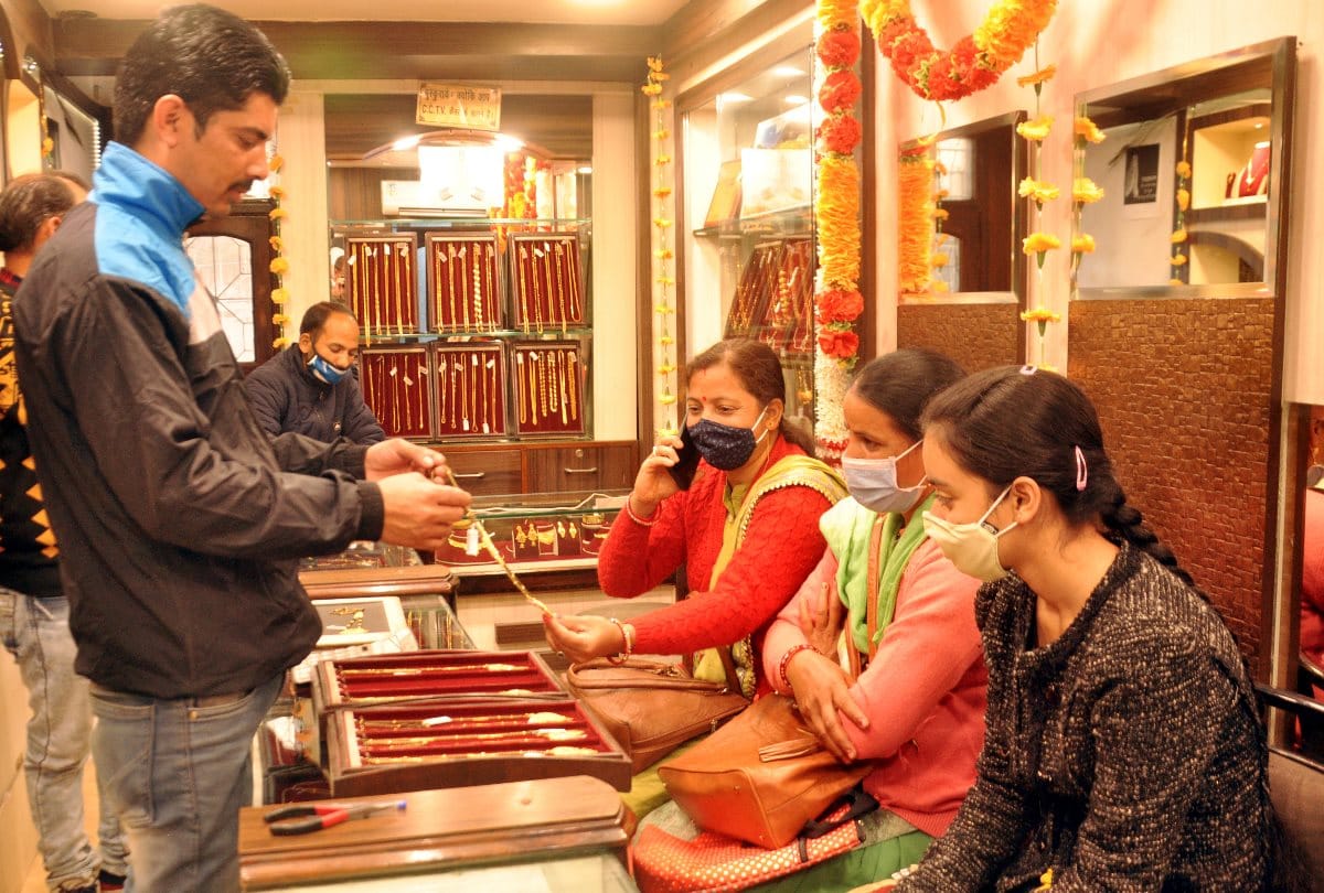 Gold prices falling 8800 rupees so far in gorakhpur