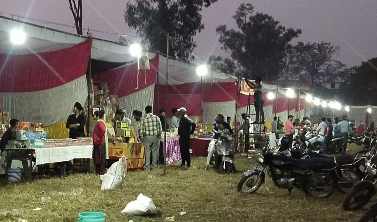 The firecracker market is deserted