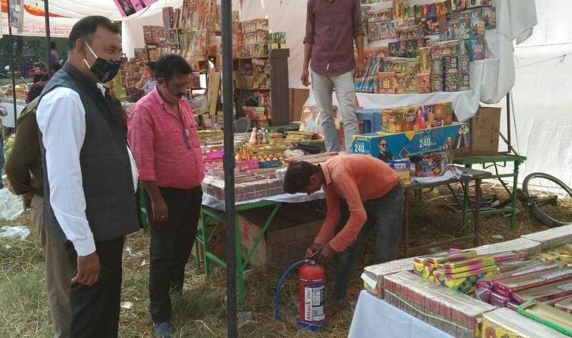 Tehsildar inspects cracker market, gives instructions regarding safety