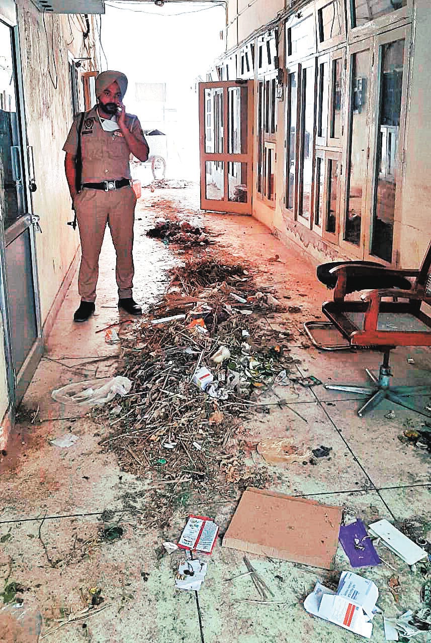 Safai sevaks threw garbage in front of EO and ME room due to non-payment of salary