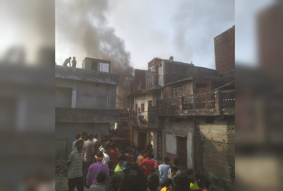massive Fire in wholesale cloth merchants shop in Kushinagar