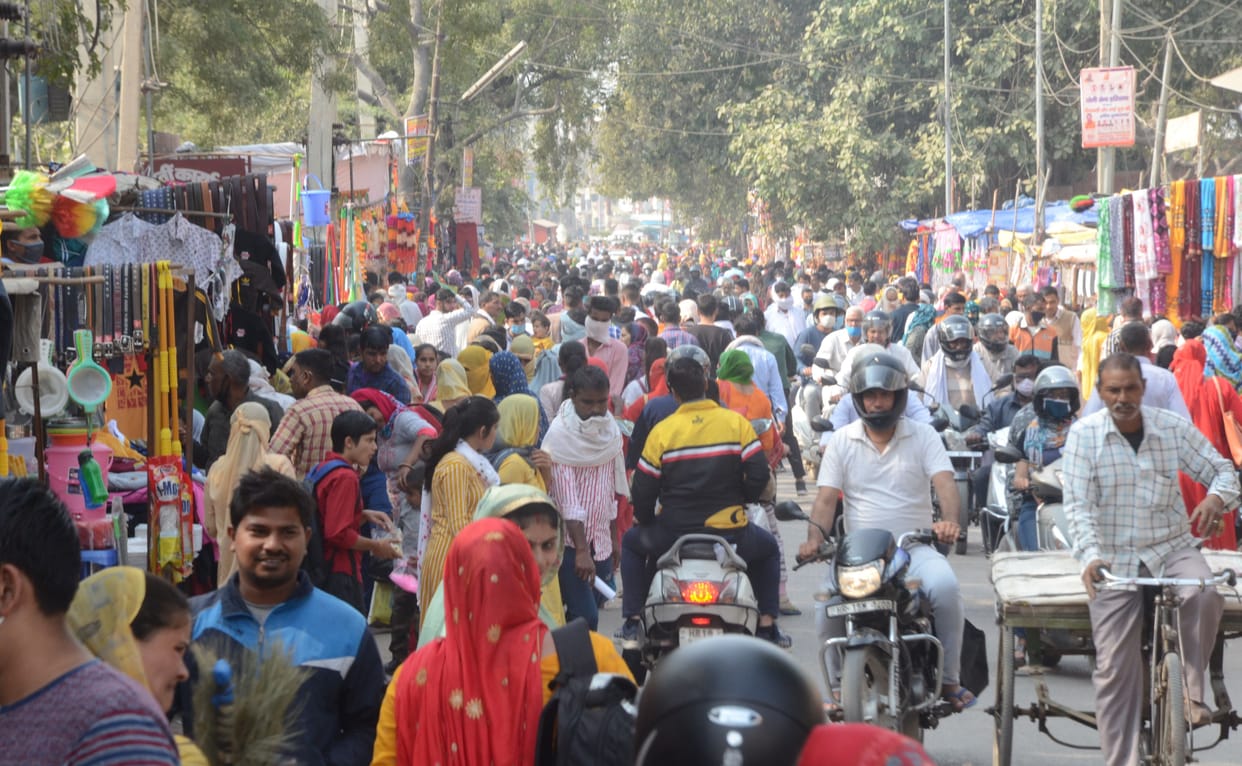 Crowd thronged the markets