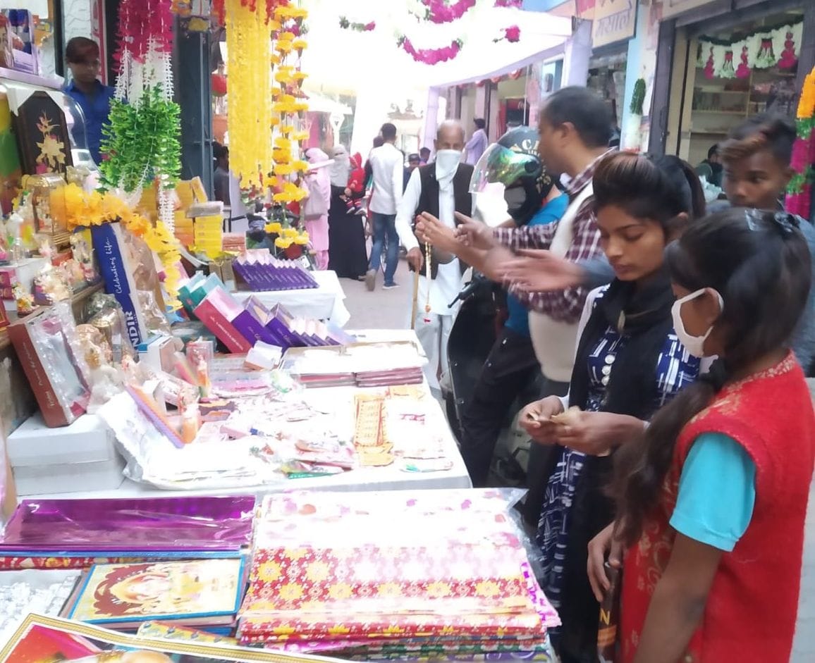People reached the markets, shopping fiercely