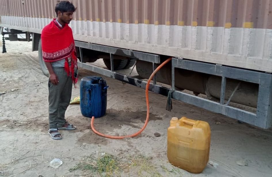 tamancha dikhaakar khade trak se nikaala deejal