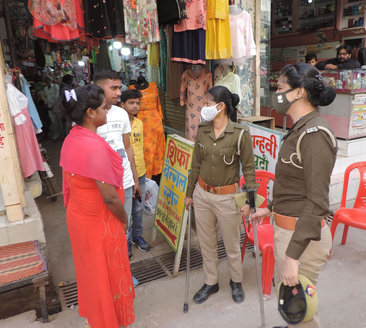 sanvedanasheel jagahon par pulis phors raha tainaat