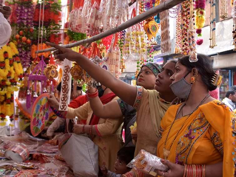 Money rained in the market on Dhanteras