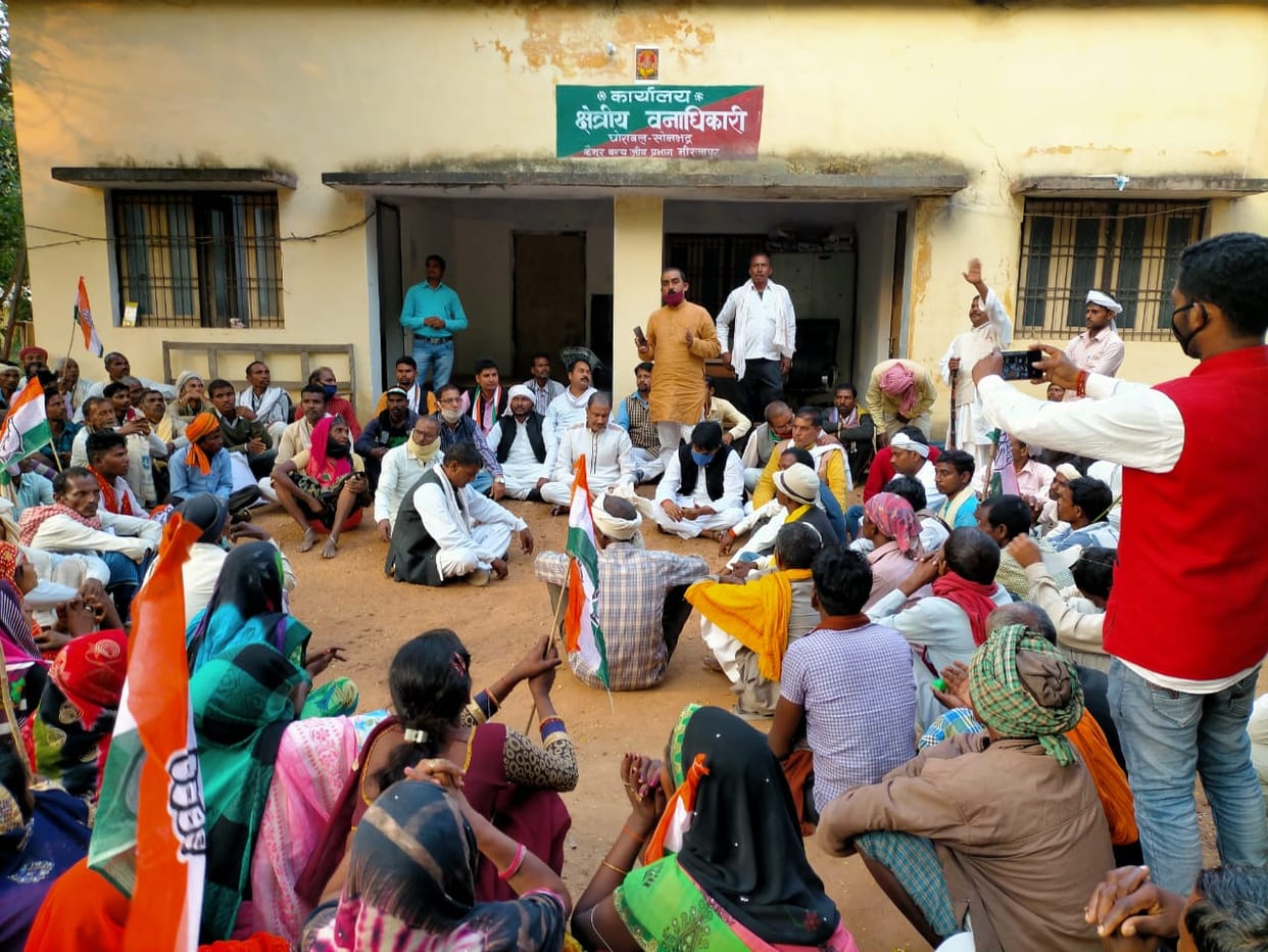 Congress workers demonstrated on foot