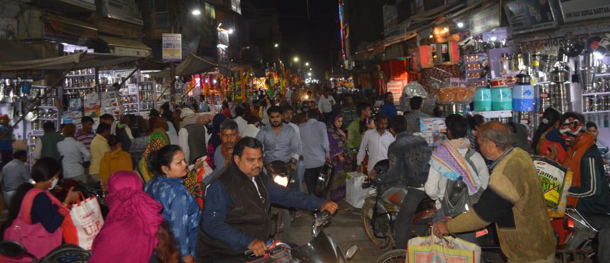 Hathras: Crores of business in the market on second day of Dhanteras