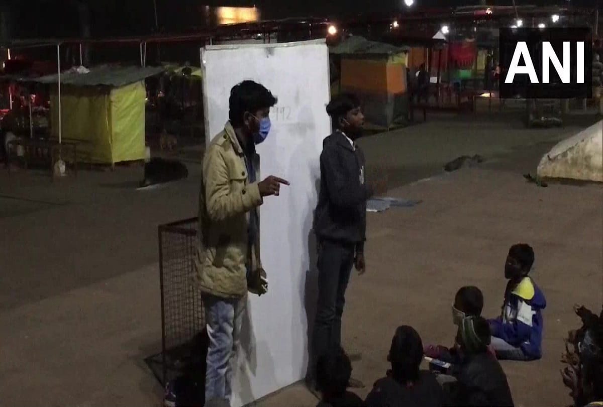 a man in jabalpur teaches poor children for free and planning to open a school