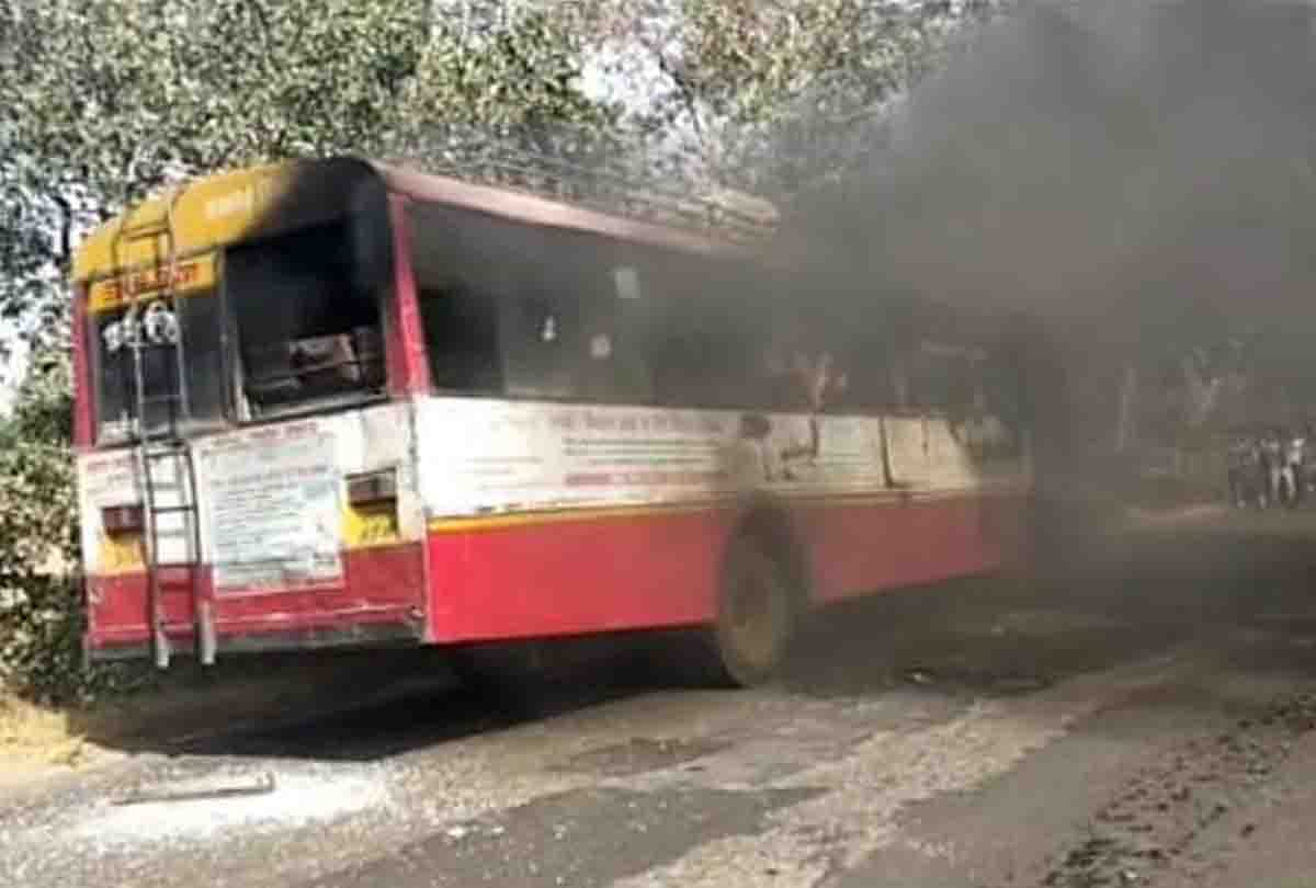 Fierce fire in roadways bus due to short circuit passengers saved their lives by jumping