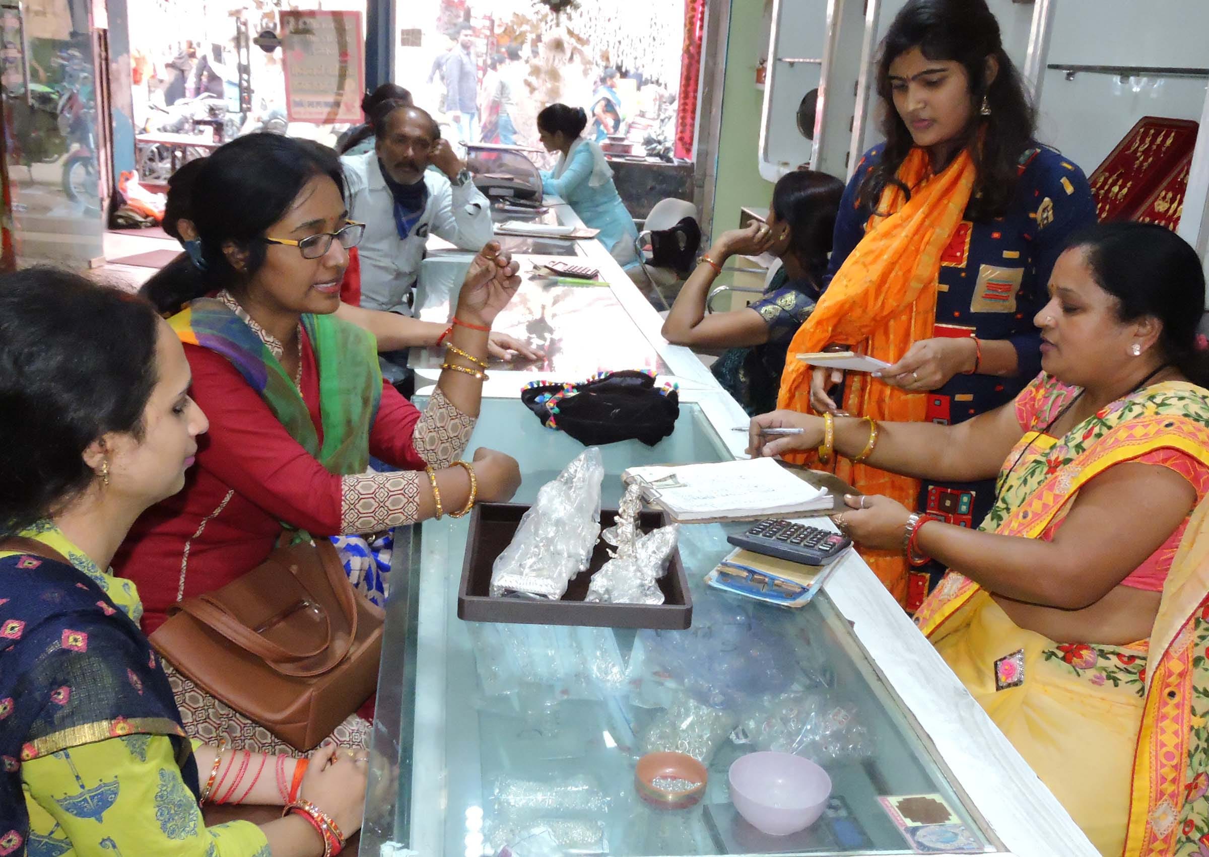 Market buzzed on Dhanteras, business worth crores