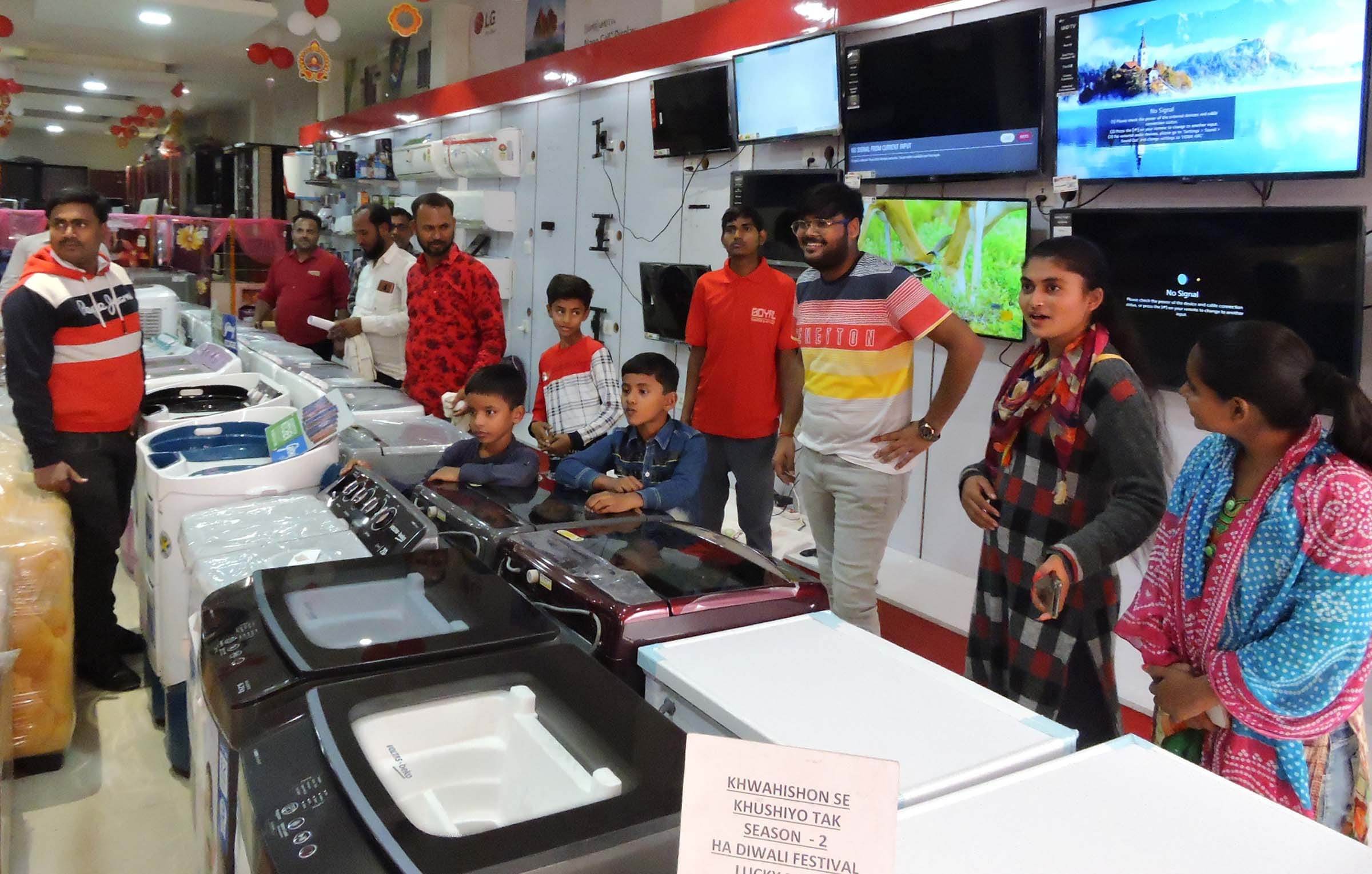 Market buzzed on Dhanteras, business worth crores