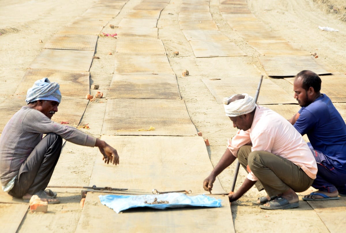 Saints will settle across the Ganges, camps will not be held in parade, construction of ghats for Magh fair started