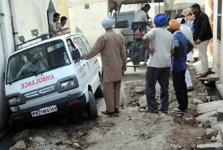 Punjab News: Woman died due to Ambulance stuck in pit