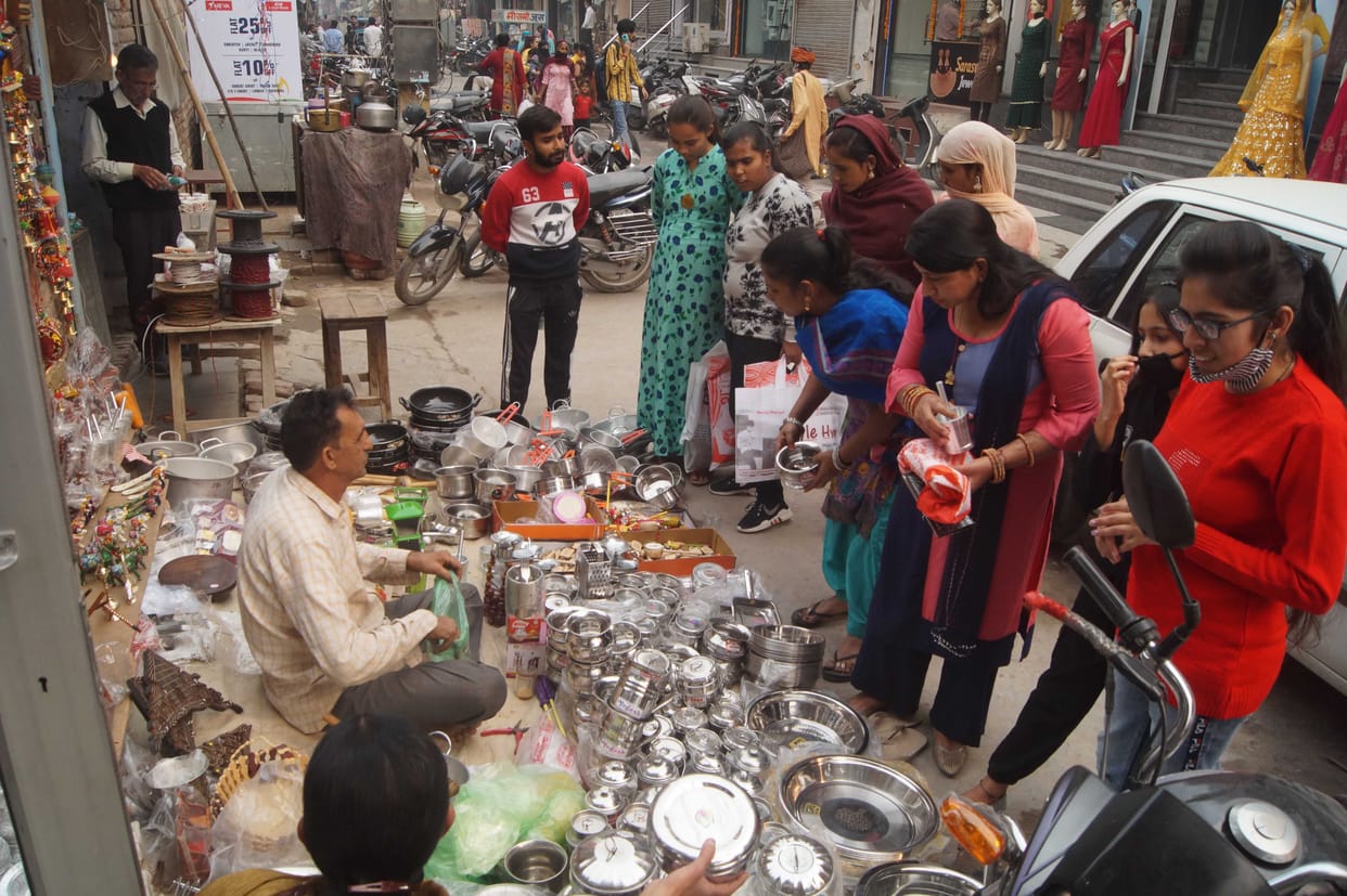 Shopping in markets on Dhanteras, auspicious time of Lakshmi Puja after 6 pm