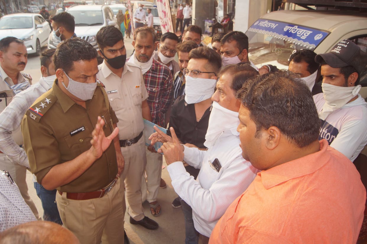 Tents were planted on the road, nagar parishad cut invoices of five shopkeepers