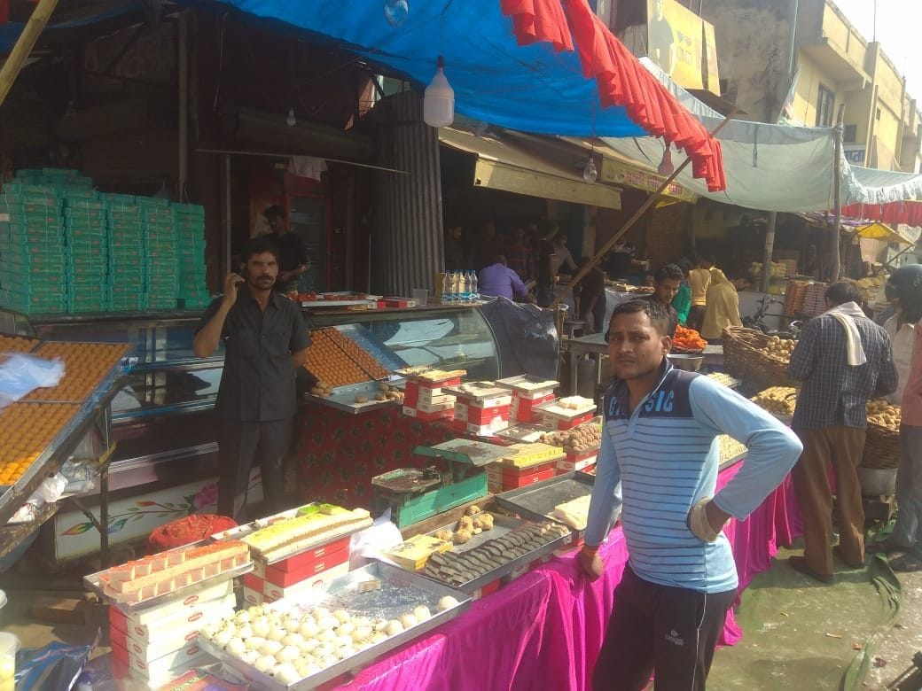 Crowd crowds to shop for Diwali