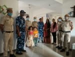 पंचकूला जिले में दीपावली पर घर-घर जाकर लोगों को जागरूक करती महिला पुलिस। - अमर उजाला