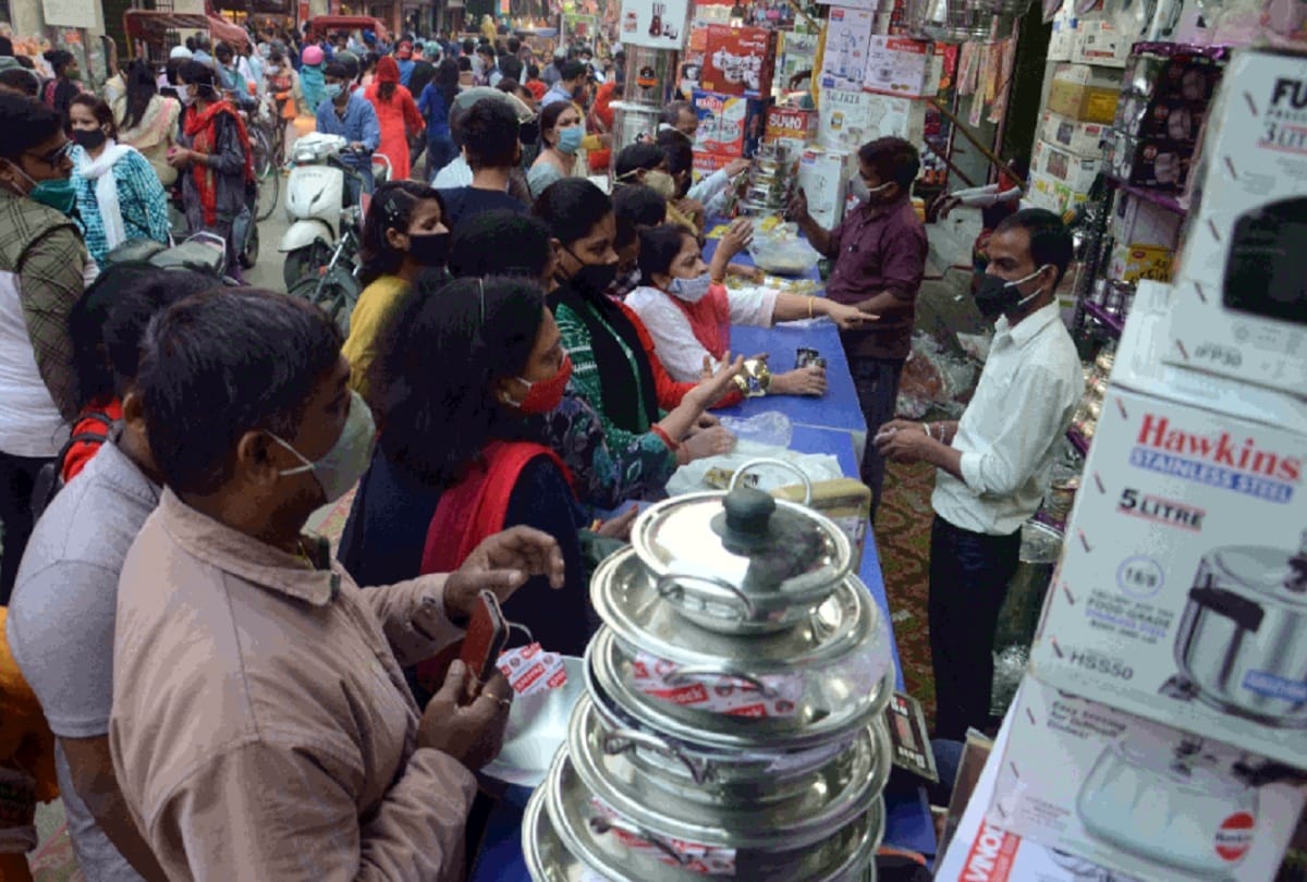 Market buzzed with crowds of customers