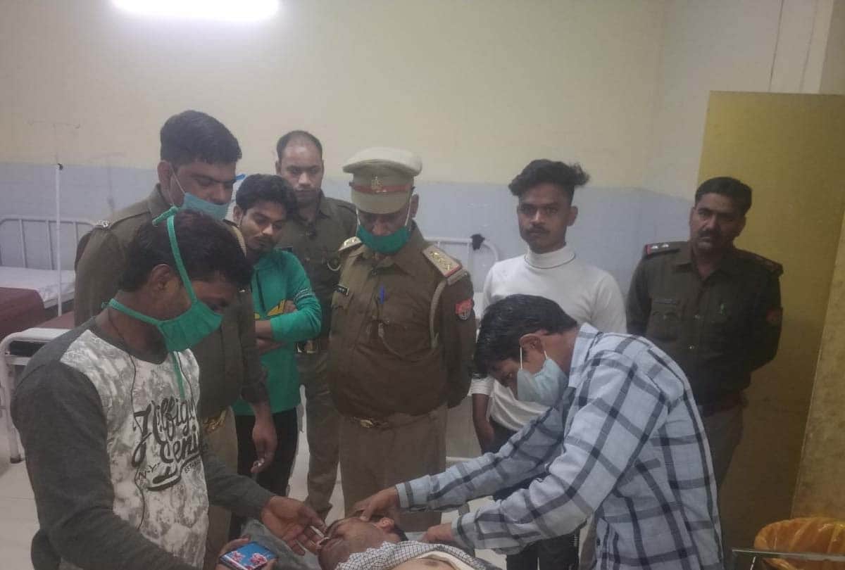 घायल जीशान का सीएचसी में इलाज करते चिकित्सक व मौजूद पुलिस