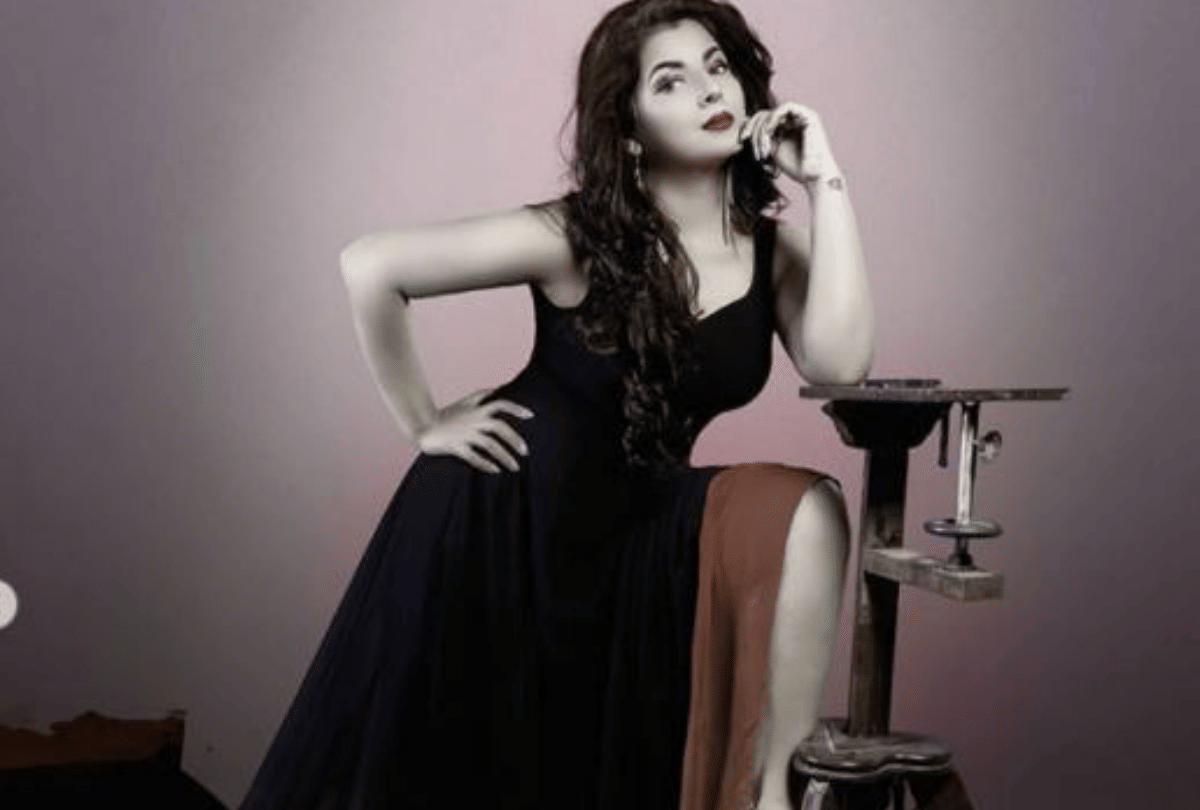 bhojpuri actress smriti sinha bold photoshoot in gorgeous look viral on social media