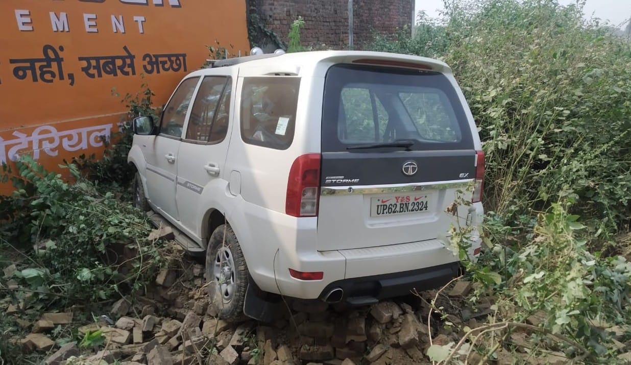 Uncontrollable safari hit wall, narrowly escaped