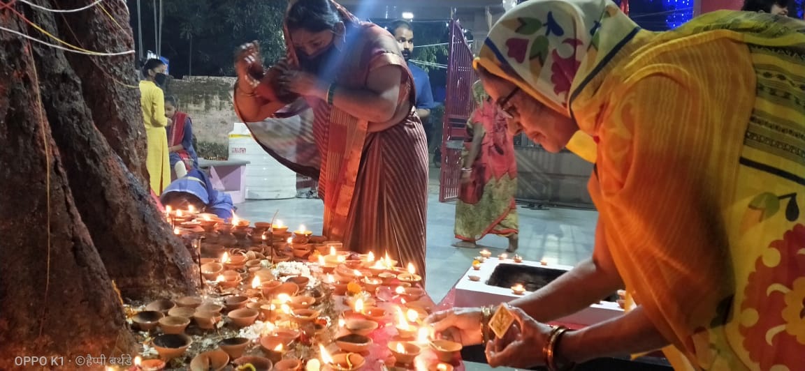 Diwali 2020: People celebrated the festival of Diwali with joy, worshiped Lord Ganesha and mother Lakshmi