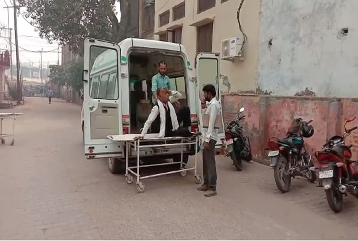 major road accident in Aligarh palwal road many injured admitted to hospital