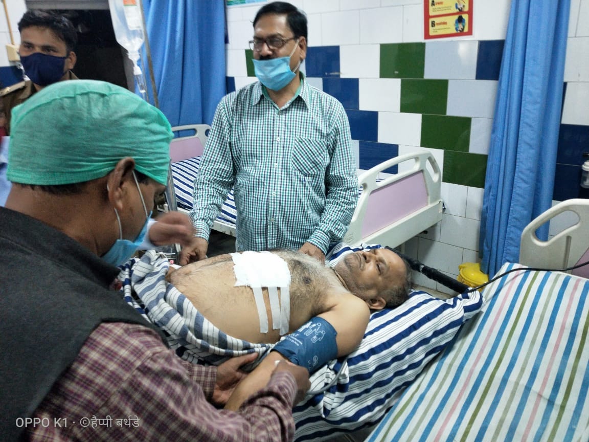 Varanasi: miscreants shot watch businessman, treatment underway in hospital