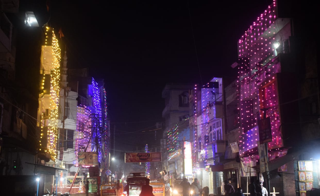 As soon as evening, Phulpur town took a bath