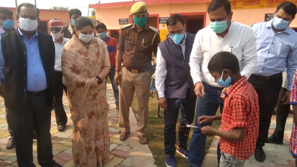 DM celebrated Diwali with the children of Mushar Basti