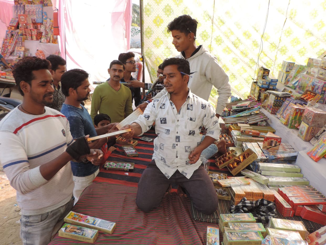 pataakhe bechane ke lie 48 ghante ka samay, dopahar baad mila laisens