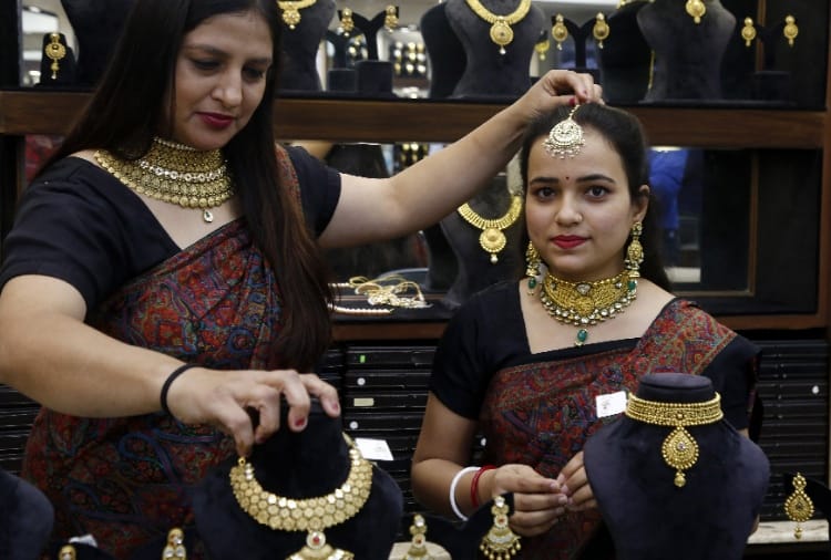 Chandigarh News: Business done equal to previous year on Dhanteras