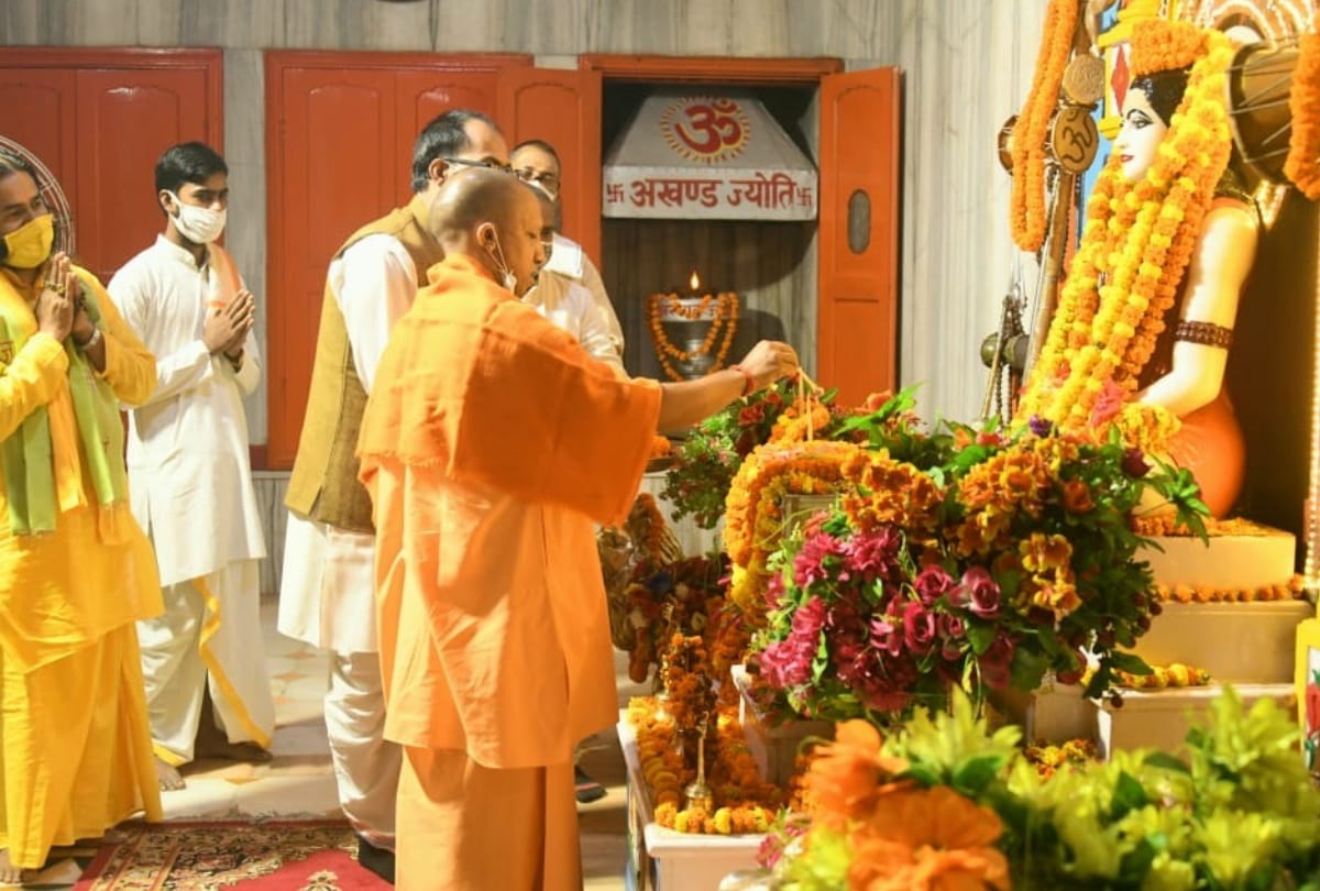 CM Yogi reviewed preparations for Khichdi Mela in Gorakhpur