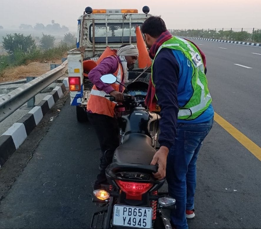 baik divaidar se takaraee, pravaasee shramik ghaayal