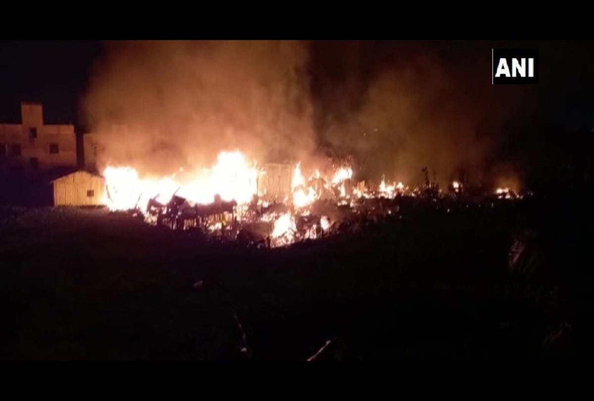 Fire broke in kolkata, Several houses gutted after fire broke out in the slum area of Nivedita pally
