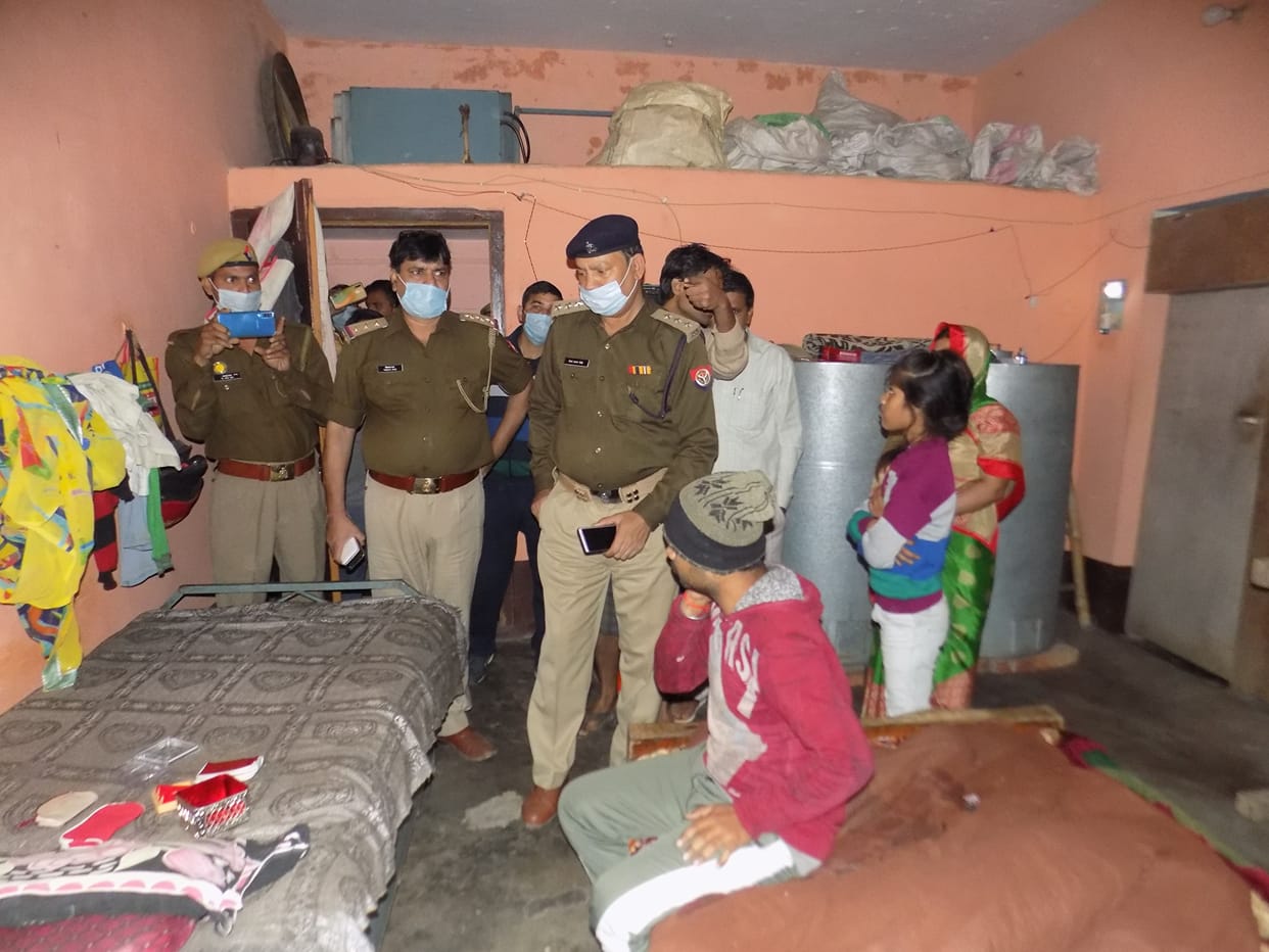 haardaveyar kaarobaaree ke ghar badamaashon ne kee lootapaat, dampati gambheer