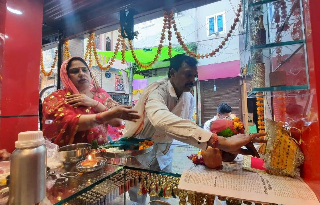roshanee se jagamagaaya shahar, chhudae pataakhe