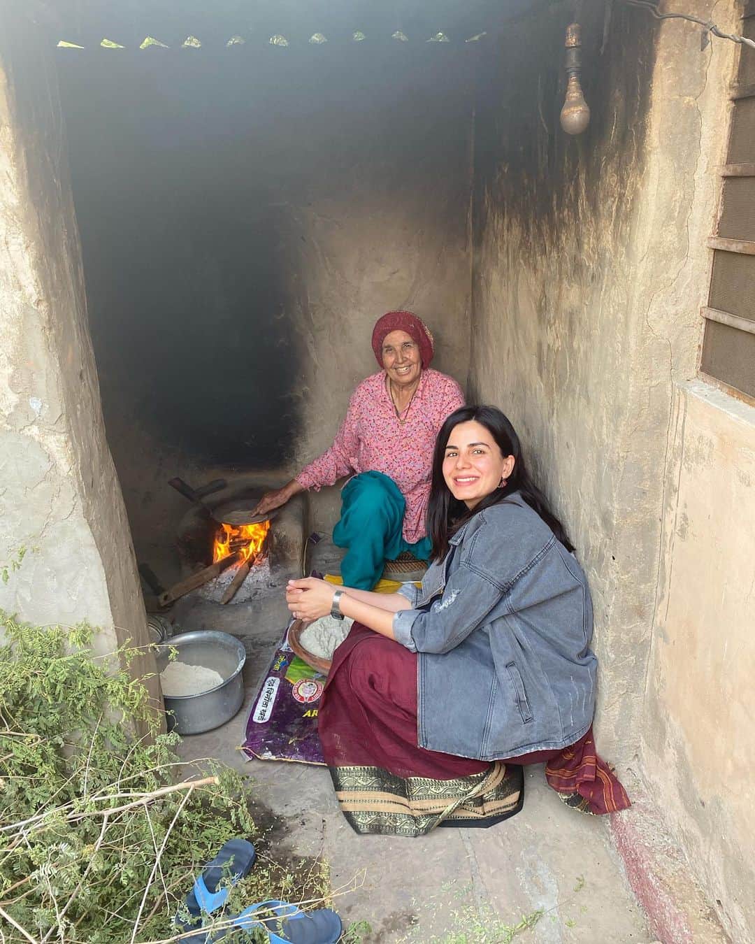 Kirti Kulhari enjoying bajra roti lunch in rajasthan photo goes viral