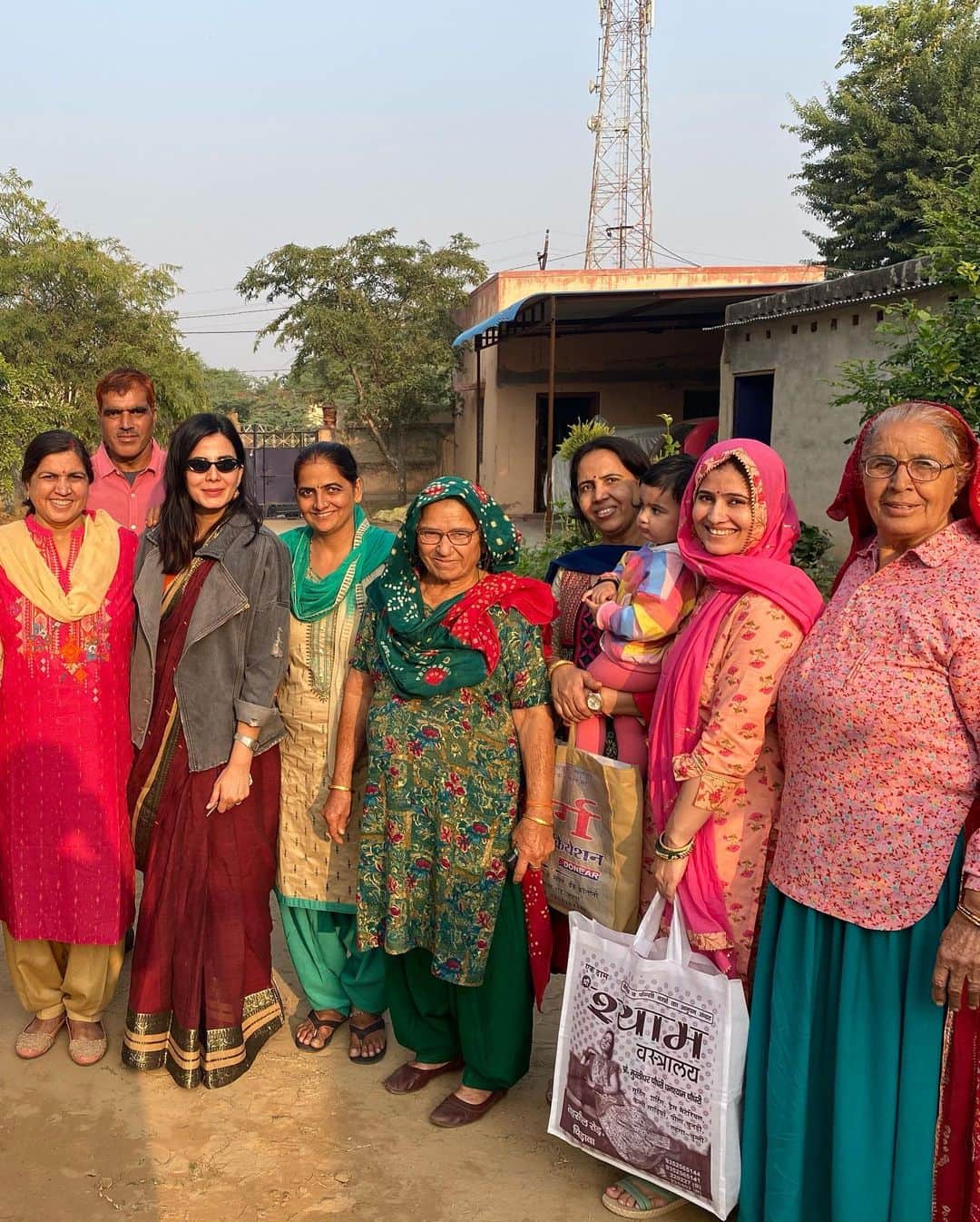 Kirti Kulhari enjoying bajra roti lunch in rajasthan photo goes viral